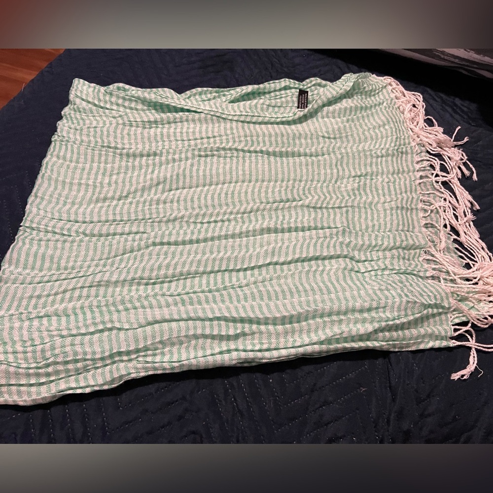 🥰 4/$25- Green and white light Scarf